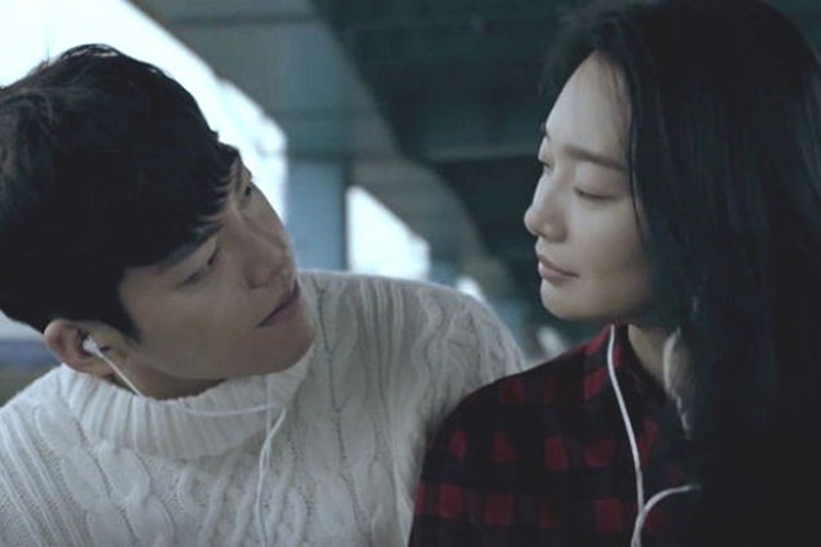 Cặp đôi lệch tuổi tỏ ra rất kín đáo sau khi bị lộ chuyện hẹn hò. Ảnh: Insight