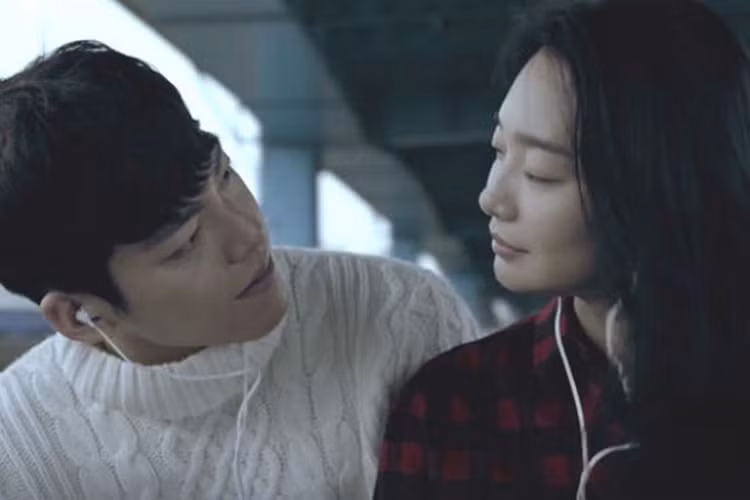 Cặp đôi lệch tuổi tỏ ra rất kín đáo sau khi bị lộ chuyện hẹn hò. Ảnh: Insight