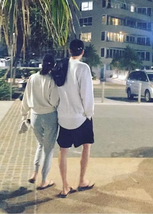 Cặp đôi sánh bước bên nhau mặc thị phi của showbiz Hàn khiến nhiều người ngưỡng mộ. Ảnh: Naver