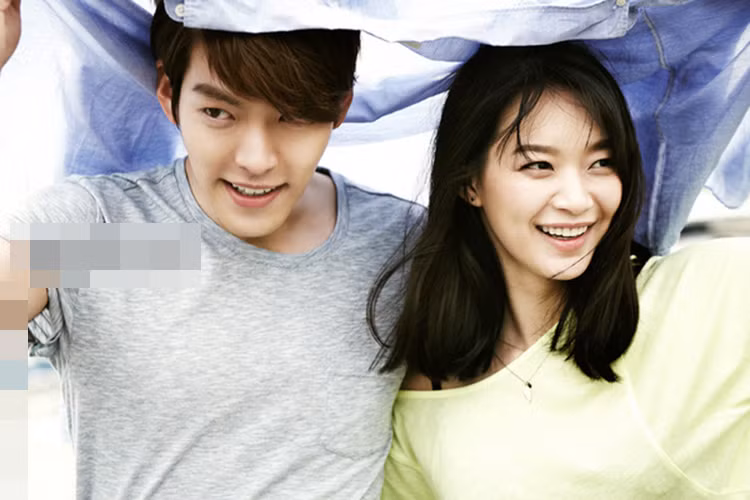 Năm 2015, cặp đôi Shin Min Ah - Kim Woo Bin bén duyên sau khi đóng chung một quảng cáo. Ảnh: Insight