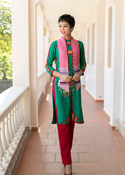 Ngày 14/1, người đẹp tham gia Lễ hội thổ cẩm văn hóa Việt Nam lần thứ I tại Đắk Nông.