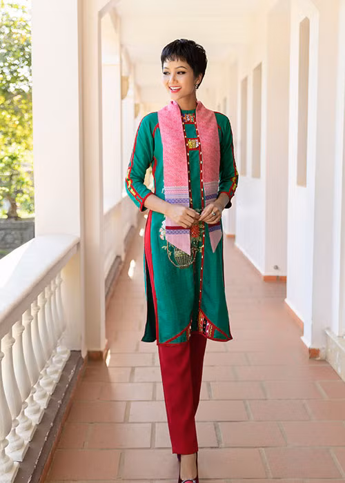 Ngày 14/1, người đẹp tham gia Lễ hội thổ cẩm văn hóa Việt Nam lần thứ I tại Đắk Nông.