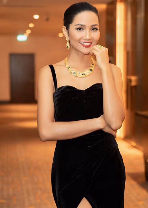 Xuất hiện trong sự kiện, Hoa hậu H'hen Niê chọn chiếc đầm đen xẻ đùi khoe đôi chân dài quyến rũ.