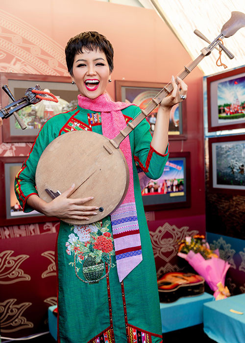 H'hen Niê luôn giữ được vẻ rạng rỡ dù tất bật tham gia các sự kiện.