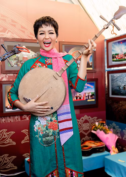 H'hen Niê luôn giữ được vẻ rạng rỡ dù tất bật tham gia các sự kiện.