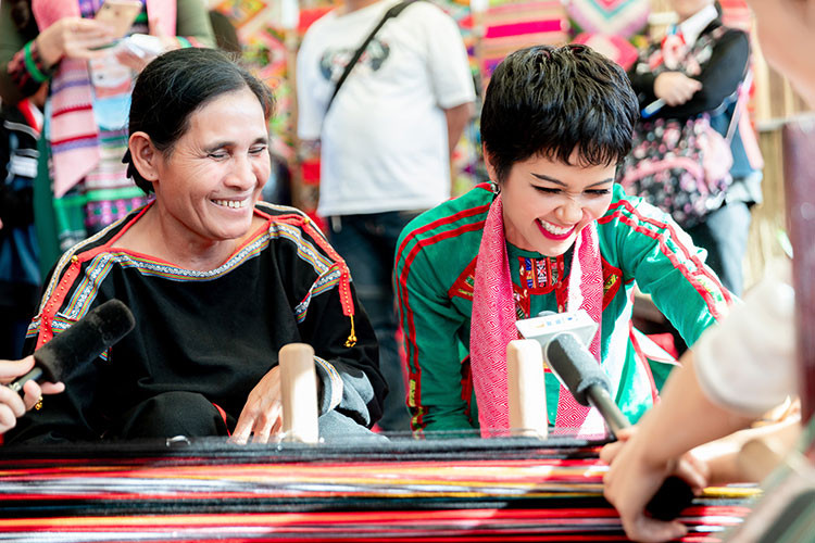 Hình ảnh H'hen Niê tươi rói tại lễ hội.