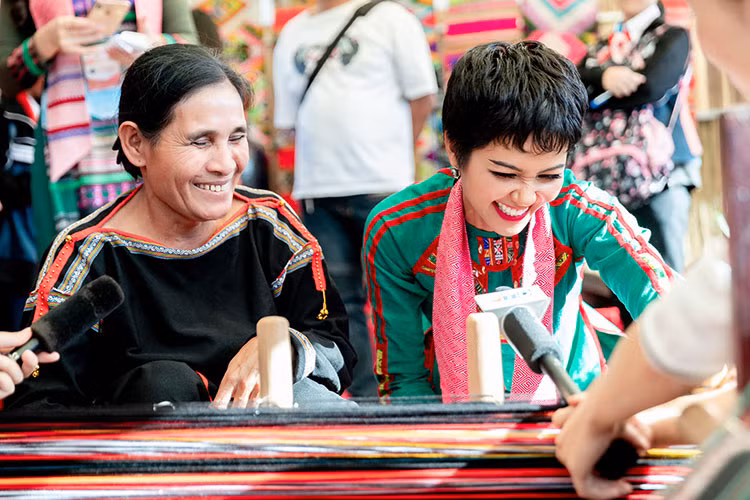 Hình ảnh H'hen Niê tươi rói tại lễ hội.