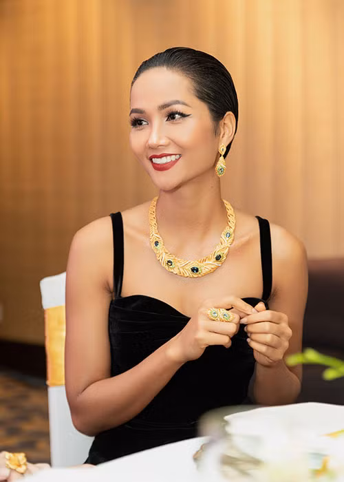 Sau khi trở về từ Hoa hậu Hoàn vũ Thế giới 2018, H'hen Niê liên tục xuất hiện trong các chương trình, sự kiện lớn.