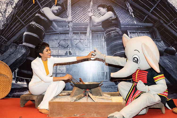 Để luôn tạo sự mới mẻ cho bản thân, người đẹp sinh năm 1992 thay đổi kiểu tóc, phong cách trang điểm.