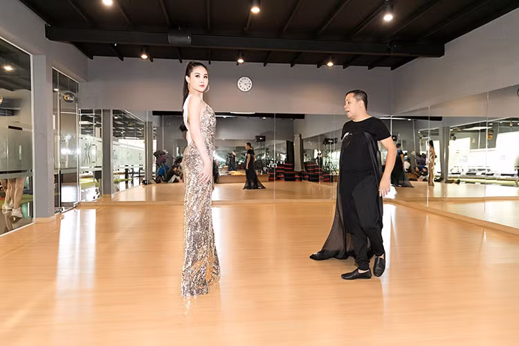 Anjo Santos chính là huấn luyện viên catwalk của Ngân Anh. Ảnh: FBNV