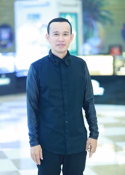 Phúc Nguyễn năm nay đã gần 40 tuổi. Anh sinh ra trong gia đình có 8 anh chị em ở vùng sông nước miền Tây. Theo thông tin, năm Phúc Nguyễn 6 tuổi, bố mẹ anh ly hôn. Giống các anh chị em, ông bầu làm mọi thứ để mưu sinh từ vớt củi, vớt bèo cho đến làm thuê.