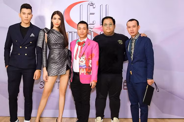 Ngoài đào tạo người đẹp, Phúc Nguyễn còn làm giám khảo các cuộc thi nhan sắc.