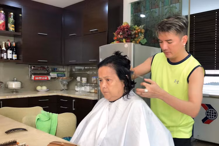 Mr Đàm tâm sự rằng cuộc đời của mẹ anh có quá ít ngày hạnh phúc cộng thêm những biến cố khiến bà ngày càng xa anh và em gái của anh.