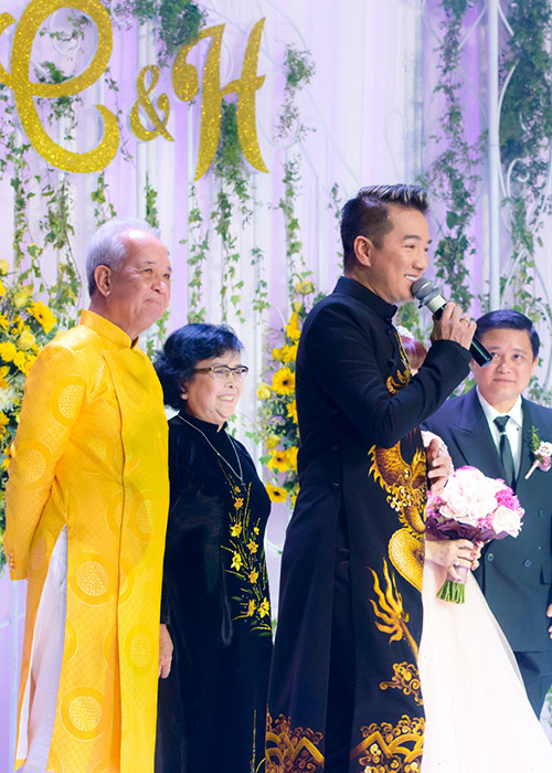 Tháng 2/2017, sau lùm xùm nợ nần, Mr Đàm xuất hiện bên mẹ ruột trong đám cưới của em gái khiến nhiều người chú ý. Ảnh: Zing