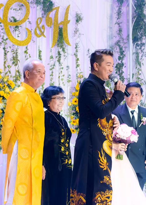 Tháng 2/2017, sau lùm xùm nợ nần, Mr Đàm xuất hiện bên mẹ ruột trong đám cưới của em gái khiến nhiều người chú ý. Ảnh: Zing