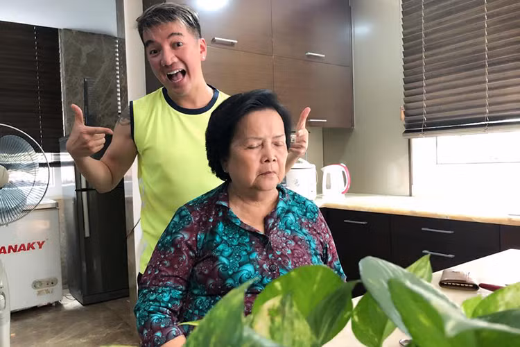 Mới đây, trước ngày sinh nhật của mẹ, Mr Đàm đã tự tay cắt cho mẹ.