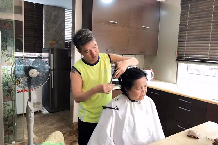 Nam ca sĩ mong rằng anh cùng mẹ và em gái sẽ cùng nhau thay đổi. "Ngày nào và đi bất cứ đâu cũng có thể nhìn thấy hình ảnh gia đình người ta vui vẻ đi đây đó cùng nhau. Nhưng sao điều đó lại không có đối với một người như mình? Chỉ có 3 người thôi mà. Mình phải cùng nhau thay đổi nhé má và Hạnh ơi", Mr Đàm nhắn nhủ mẹ và em gái.