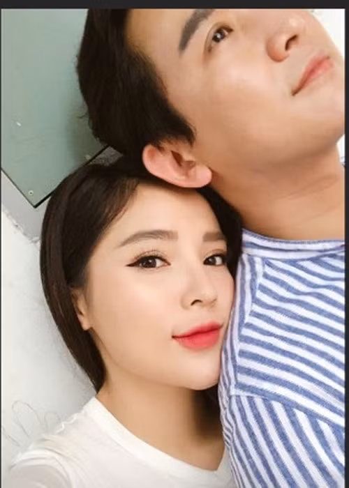 Năm 2018, Hứa Vĩ Văn tham gia gameshow cùng Hoa hậu Kỳ Duyên. Sự thân thiết của hai người dấy nghi vấn tình cảm.