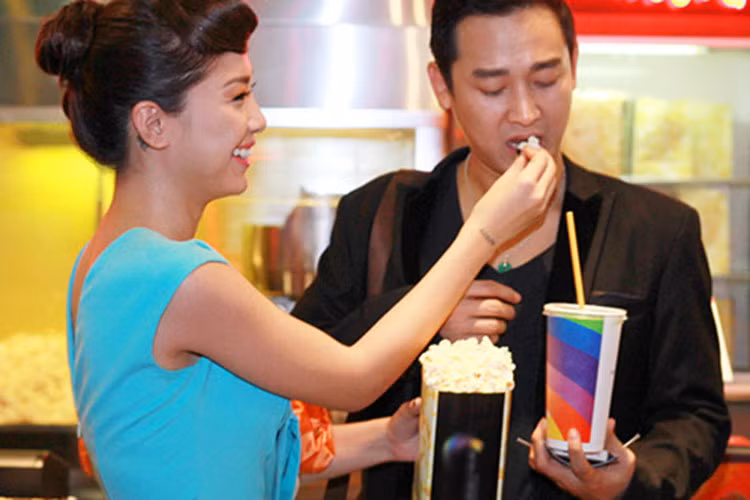 Hứa Vĩ Văn từng vướng nghi vấn tình cảm với diễn viên Minh Khuê khi hai người diễn xuất ăn ý và thân thiết ngoài đời. Ảnh: Dân Việt