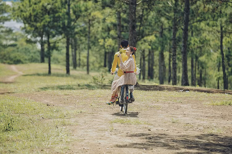 Nhiều fan tò mò danh tính trai lạ bên Văn Mai Hương đồng thời thi nhau đoán về kịch bản câu chuyện cả hai trong MV mới.