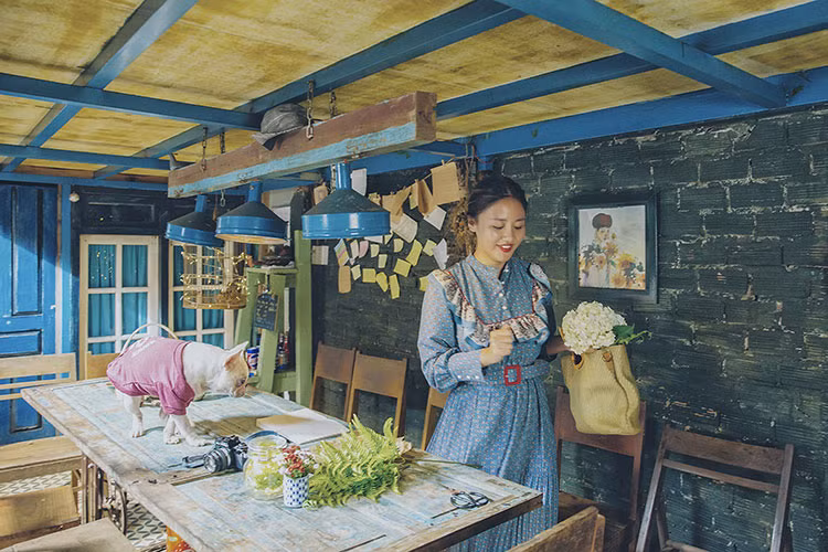 ... Anh có yêu em không? Có muốn về nhà với em không? Đừng lặng im như thế, trả lời em đi đừng bắt em phải mong chờ”.