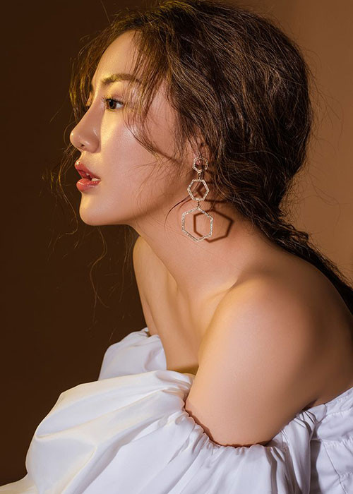 Trước đó, Văn Mai Hương “thả thính” khi chia sẻ clip “radio” với câu hát: “Em có mang chiếc radio cùng bài nhạc”, đôi trai gái cầm “hoa tú cầu” với câu hát: “Đôi tay em cầm một đóa hoa tú cầu, loài hoa khi xưa anh thích” và cuối cùng là clip “váy cưới” với câu hát: “Hôm nay em mặc một chiếc váy rất đẹp, đi trên đôi giày mòn gót anh đã tặng”.