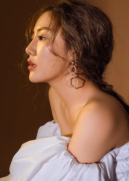 Trước đó, Văn Mai Hương “thả thính” khi chia sẻ clip “radio” với câu hát: “Em có mang chiếc radio cùng bài nhạc”, đôi trai gái cầm “hoa tú cầu” với câu hát: “Đôi tay em cầm một đóa hoa tú cầu, loài hoa khi xưa anh thích” và cuối cùng là clip “váy cưới” với câu hát: “Hôm nay em mặc một chiếc váy rất đẹp, đi trên đôi giày mòn gót anh đã tặng”.