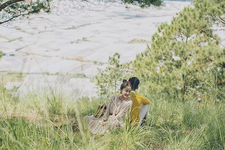 Nữ ca sĩ xuất hiện xinh đẹp trong khung cảnh lãng mạn và thoải mái tình tứ bên chàng trai giấu mặt.