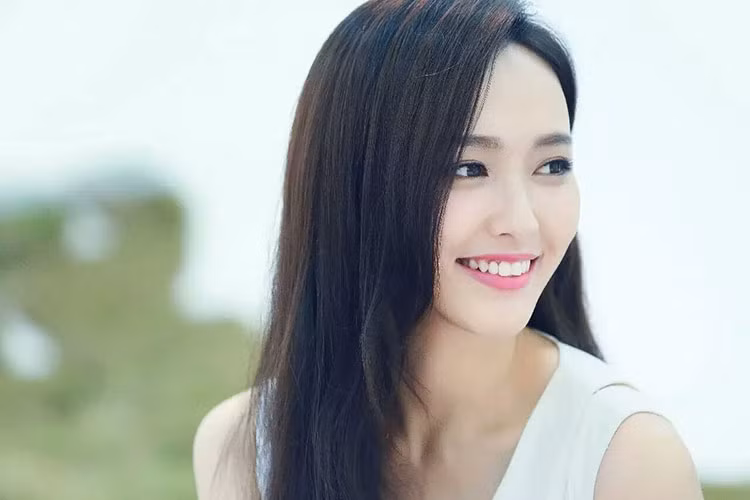 Đường Yên sinh năm 1983, là nữ diễn viên xinh đẹp và thực lực của làng giải trí Hoa ngữ.