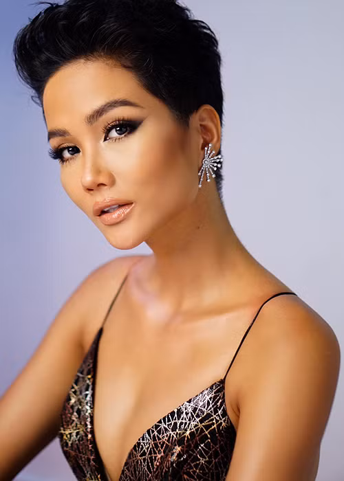 Sau thời gian dài chuẩn bị, H’hen Niê sang Thái Lan tham gia Hoa hậu Hoàn vũ Thế giới 2018.