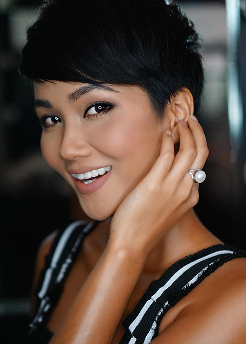 H’hen Niê từng chia sẻ hồi đi học cô cảm nắng một chàng trai nhưng khi chủ động tỏ tình, cô không nhận được sự đáp lại.