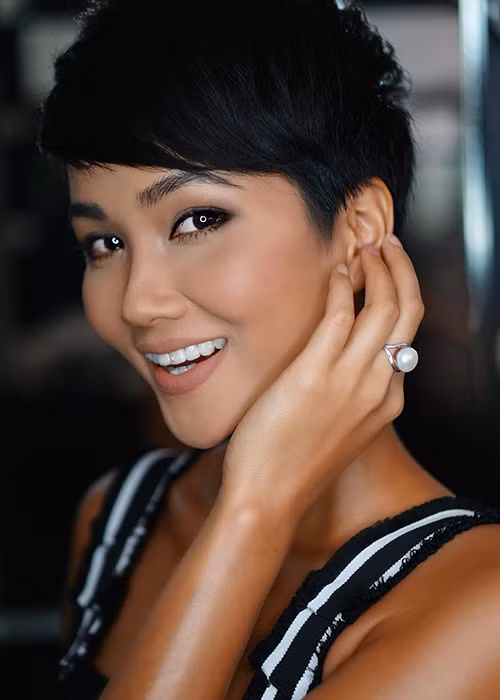 H’hen Niê từng chia sẻ hồi đi học cô cảm nắng một chàng trai nhưng khi chủ động tỏ tình, cô không nhận được sự đáp lại.