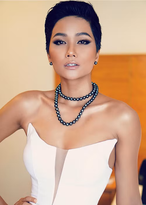 H’hen Niê khoe đang hẹn hò chàng trai làm trong lĩnh vực truyền thông, hơn cô 3 tuổi và biết quan tâm gia đình bạn gái. Được biết, đây là mối tình đầu của người đẹp.