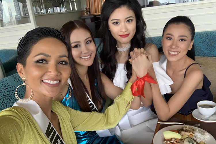 Người đẹp đi thi quốc tế với sự chuẩn bị kỹ lưỡng và rất tự tin. Thậm chí, cô không ngại giao tiếp với thí sinh, ê-kíp dù tiếng Anh hạn chế.