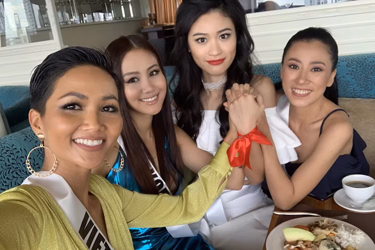 Người đẹp đi thi quốc tế với sự chuẩn bị kỹ lưỡng và rất tự tin. Thậm chí, cô không ngại giao tiếp với thí sinh, ê-kíp dù tiếng Anh hạn chế.