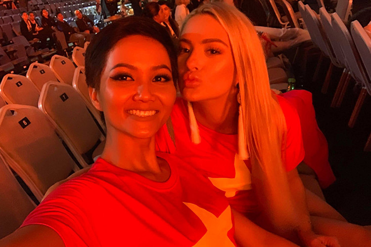 Đi thi với tư cách đại diện Việt Nam, H’hen Niê luôn cư xử đúng mực. Khi bị đại diện Mỹ chê nói tiếng Anh kém, H’hen Niê nhanh chóng lên tiếng bênh vực đối thủ khỏi antifan.