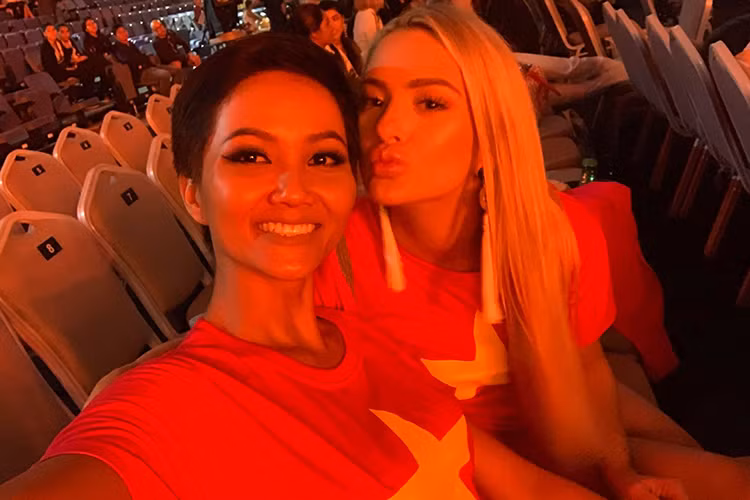 Đi thi với tư cách đại diện Việt Nam, H’hen Niê luôn cư xử đúng mực. Khi bị đại diện Mỹ chê nói tiếng Anh kém, H’hen Niê nhanh chóng lên tiếng bênh vực đối thủ khỏi antifan.