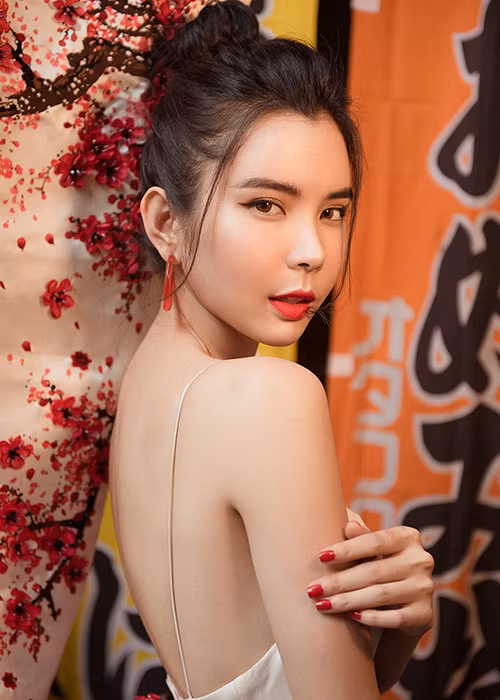 Năm 2018 là một năm thành công của Huỳnh Vy khi người đẹp đăng quang Hoa hậu Du lịch thế giới 2018 – Miss Tourism Queen Worldwide 2018.