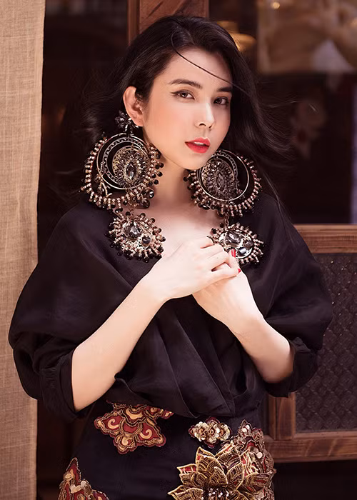 Ngoài nhìn lại một năm đã qua và kế hoạch năm 2019, Hoa hậu "vòng ba 1m" Huỳnh Vy còn gửi đến khán giả bộ ảnh đón Tết sớm.