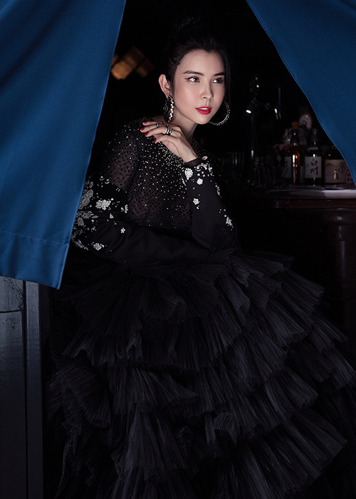 Huỳnh Vy biến hóa thành nàng công chúa kiêu sa lộng lẫy.