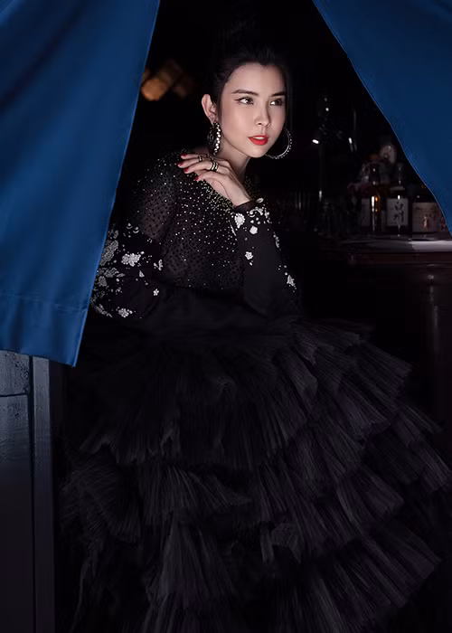 Huỳnh Vy biến hóa thành nàng công chúa kiêu sa lộng lẫy.