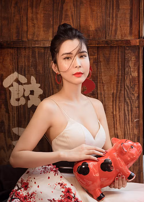 Trong những ngày cuối năm, Huỳnh Vy còn nhận thêm trọng trách mới – giám đốc quốc gia Hoa hậu Du lịch thế giới.