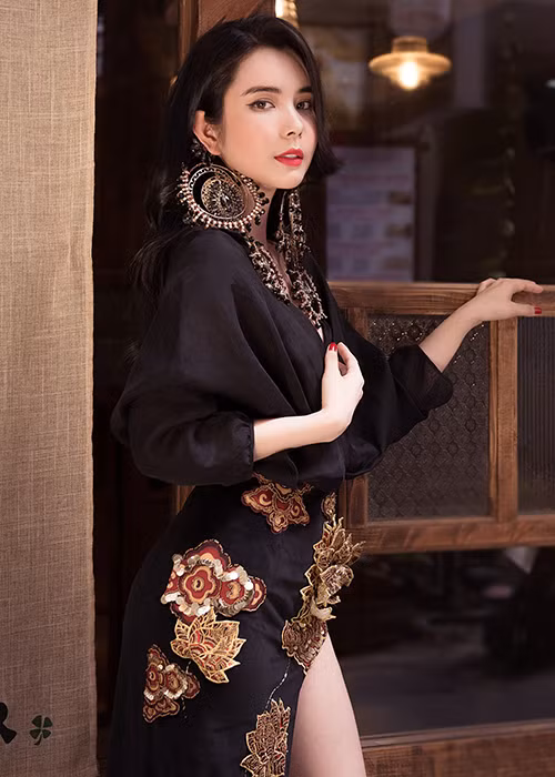 Cô cao 1m70, nặng 49kg, có số đo 3 vòng lần lượt là 86-58-100.