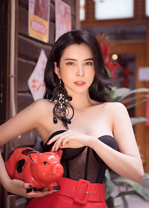 Huỳnh Vy chia sẻ thêm những thành công trong năm 2018 khích lệ để cô thêm mạnh dạn đề ra những mục tiêu, kế hoạch trong năm tới và quyết tâm thực hiện.