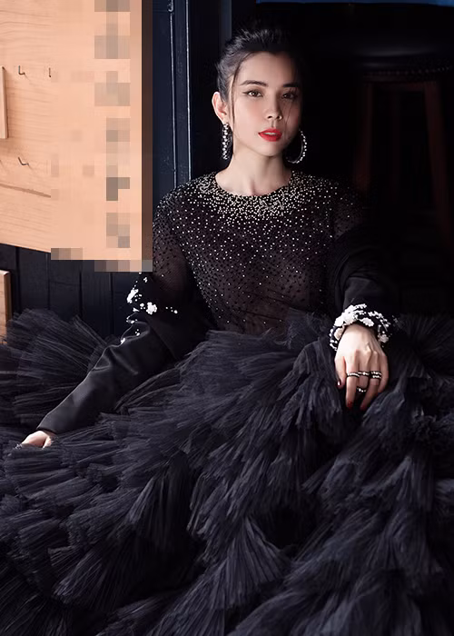 Nàng hoa hậu đến từ Đồng Tháp khoe nhan sắc hiện đại, cá tính.