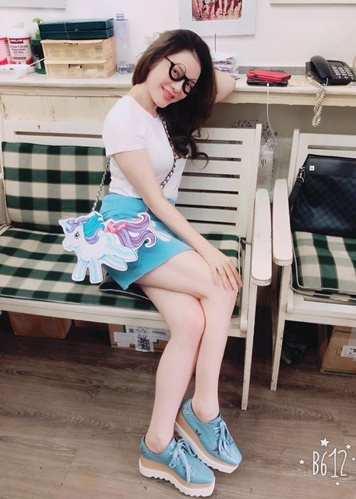 Ngoài đời, Lý Nhã Kỳ không còn là một nghệ sĩ cầu toàn trước ống kính mà chỉ là một người phụ nữ bình thường muốn ăn mặc xì tin.