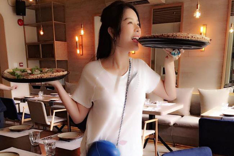 Hình ảnh Lý Nhã Kỳ hóa thân cô bán bánh pizza khiến fans không khỏi thích thú.