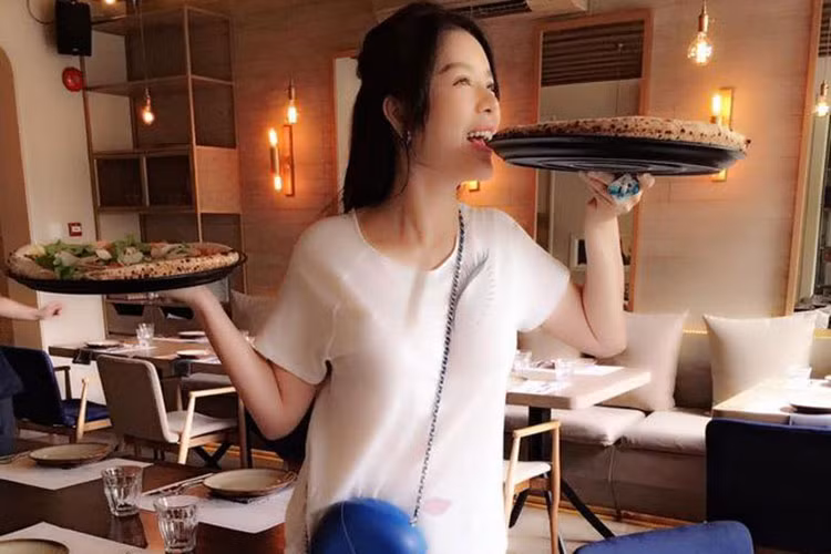 Hình ảnh Lý Nhã Kỳ hóa thân cô bán bánh pizza khiến fans không khỏi thích thú.