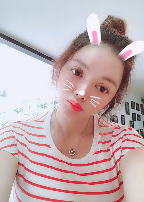Giống như nhiều mỹ nhân Việt, nữ diễn viên phim “Mùa hè lạnh” có sở thích chụp ảnh selfie.