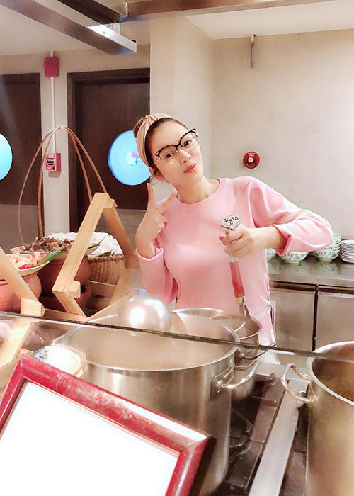 Tuy nhiên, trở về nhà, người đẹp cũng như bao cô gái bình thường khác thỏa mái mặc trang phục đơn giản để làm những công việc như nấu nướng, cắm hoa.